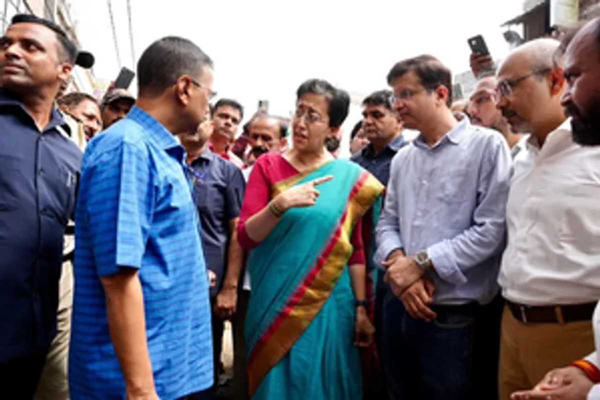 अरविंद केजरीवाल ने सीएम आतिशी को पत्र लिखा, दिल्ली की सड़कों को जल्द ठीक करवाने को कहा अरविंद केजरीवाल ने सीएम आतिशी को पत्र लिखा, दिल्ली की सड़कों को जल्द ठीक करवाने को कहा